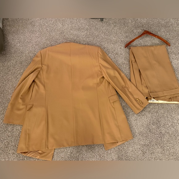 Sergio Valentino Men's Tan Double-Breasted Suit - Picture 11 of 16